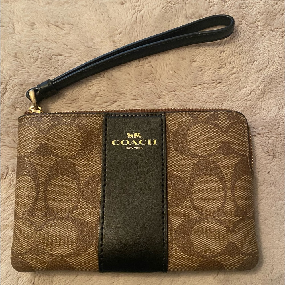 Coach Wristlet Wallet 🤎